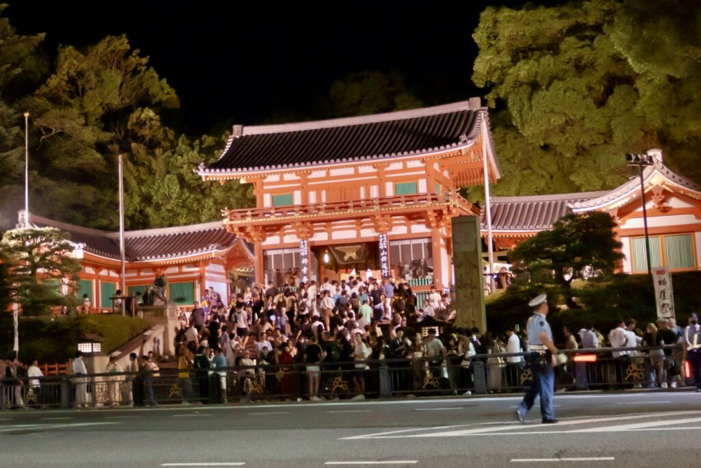 八坂神社 西楼門 祇園祭 宵山 混雑