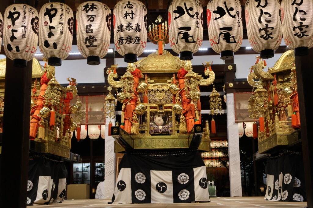  八坂神社 舞殿 三基の神輿 ライトアップ 祇園祭