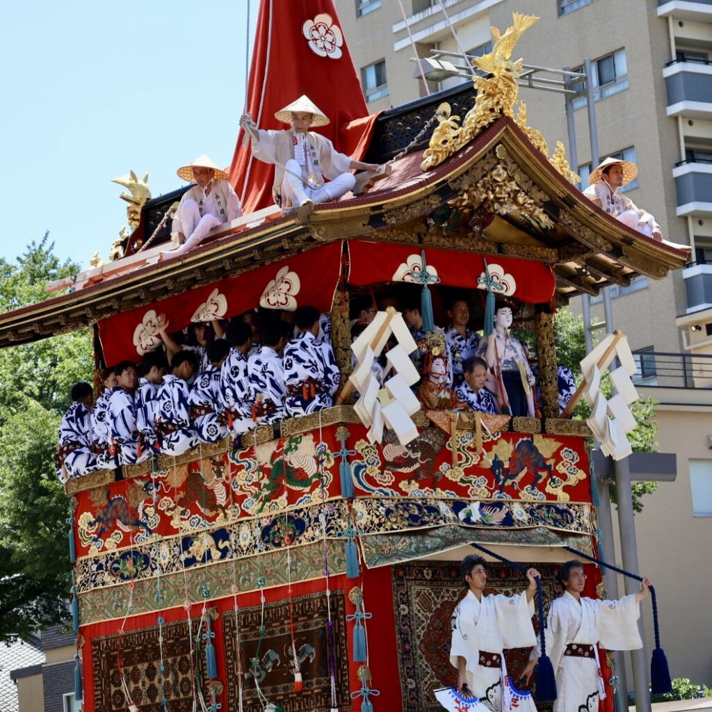 祇園祭 山鉾巡行 晴天 長刀鉾  お稚児さん