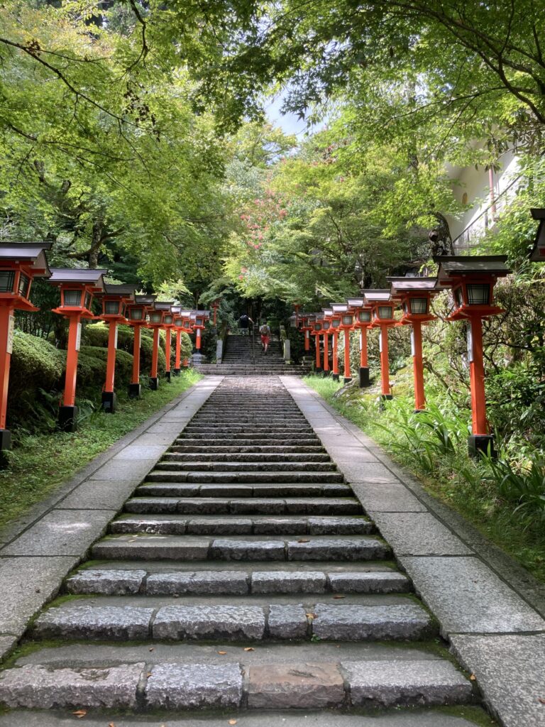 鞍馬寺  参道 階段 灯篭
