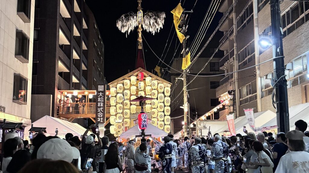 祇園祭 宵山 路地 菊水鉾 駒形提灯 ライトアップ　
