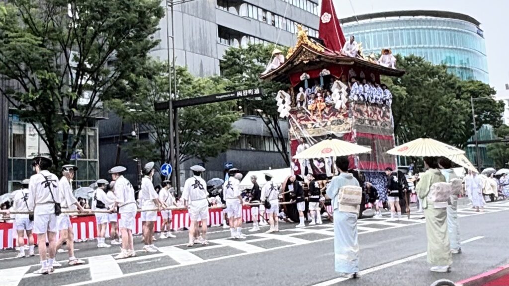 祇園祭 山鉾巡行 雨天 長刀鉾 和傘 観客 混雑