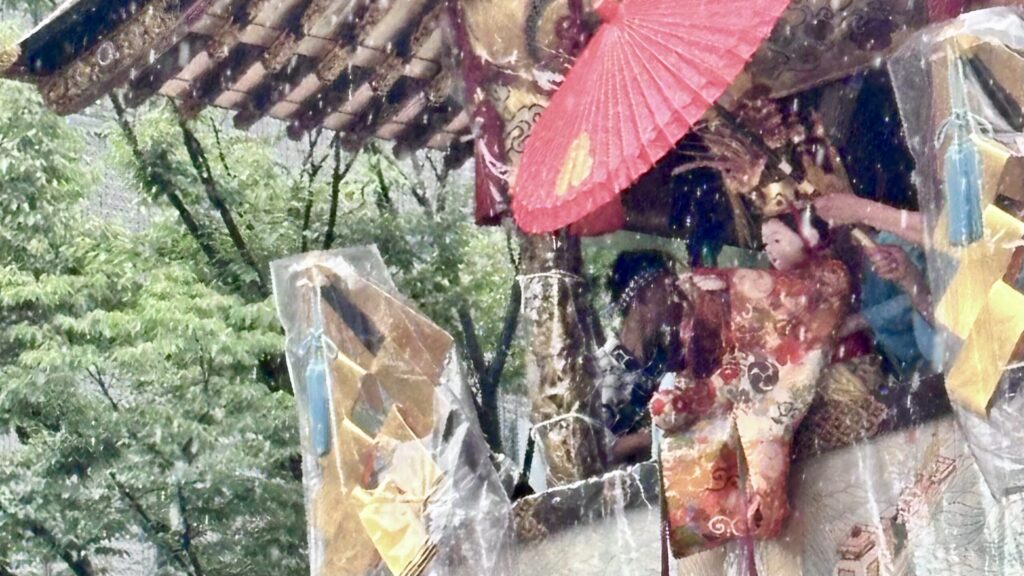 祇園祭 稚児人形 傘 豪雨